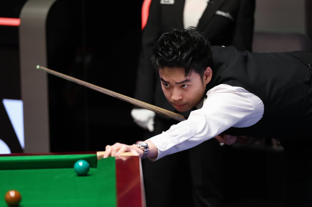 雪花摩天轮为主体 哈尔滨马拉松完赛奖牌亮相.