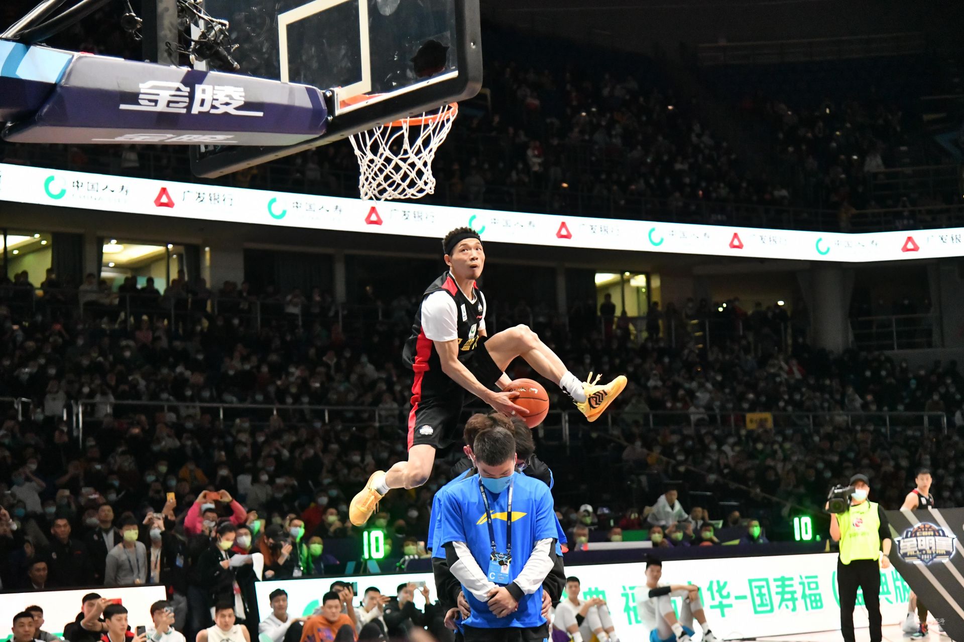 色烟雾和不 色烟雾和不